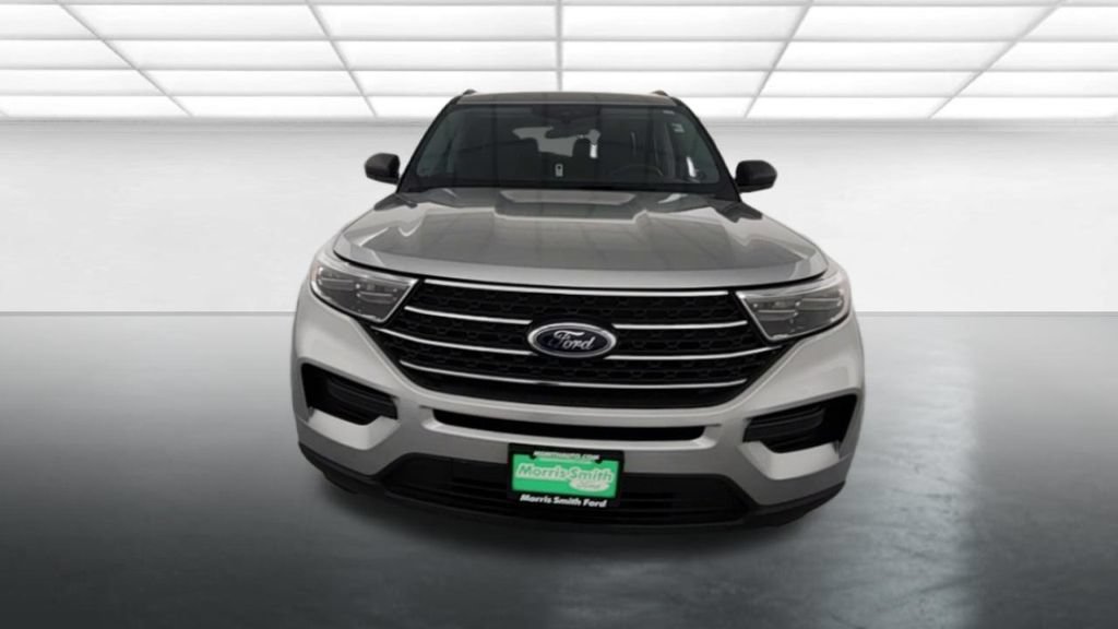 Used 2023 Ford Explorer XLT AWD/4WD image 2