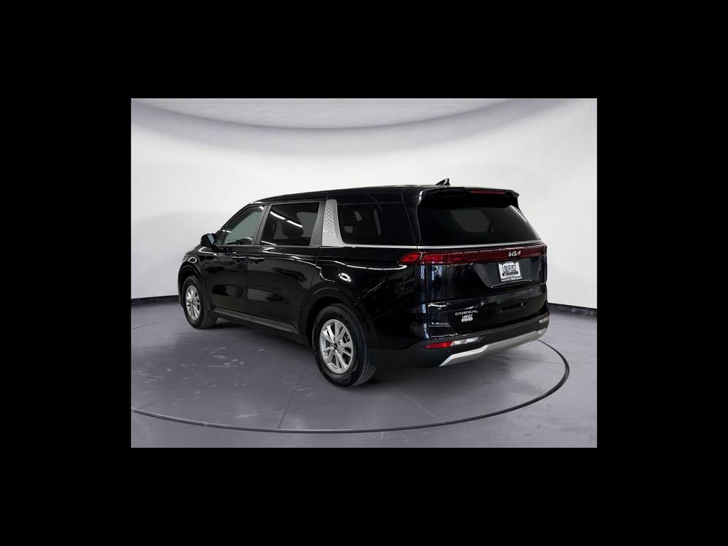 Used 2024 Kia Carnival LX FWD image 4