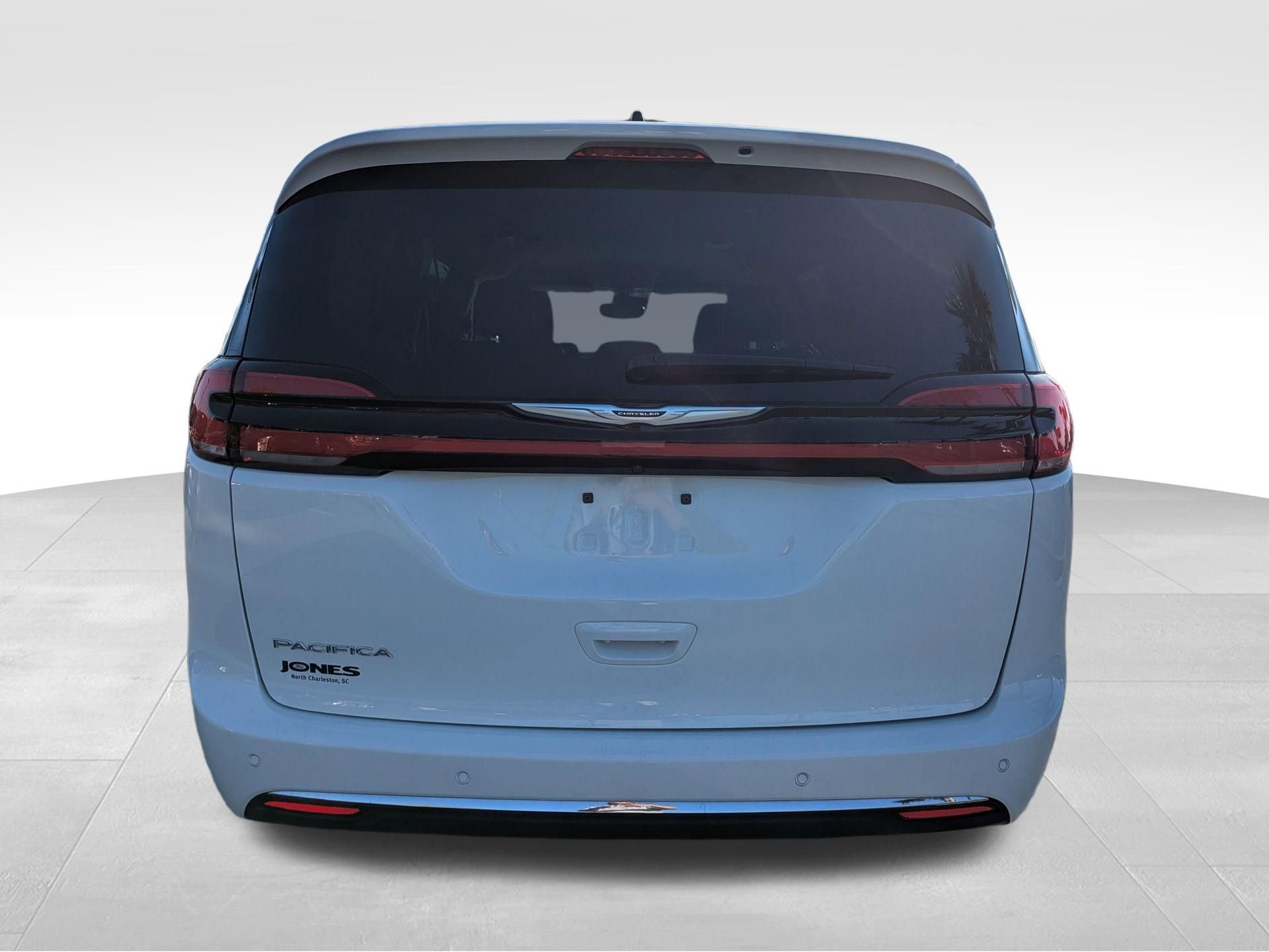Used 2024 Chrysler Pacifica Touring-L image 7