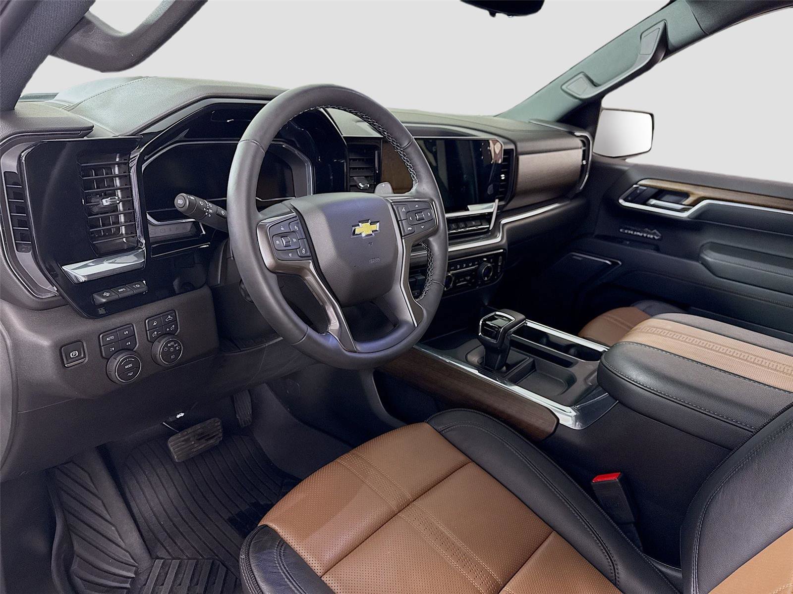 Used 2025 Chevrolet Silverado 1500 High Country w/ Technology Package image 3