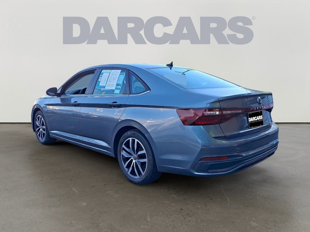 Used 2025 Volkswagen Jetta SE FWD image 4