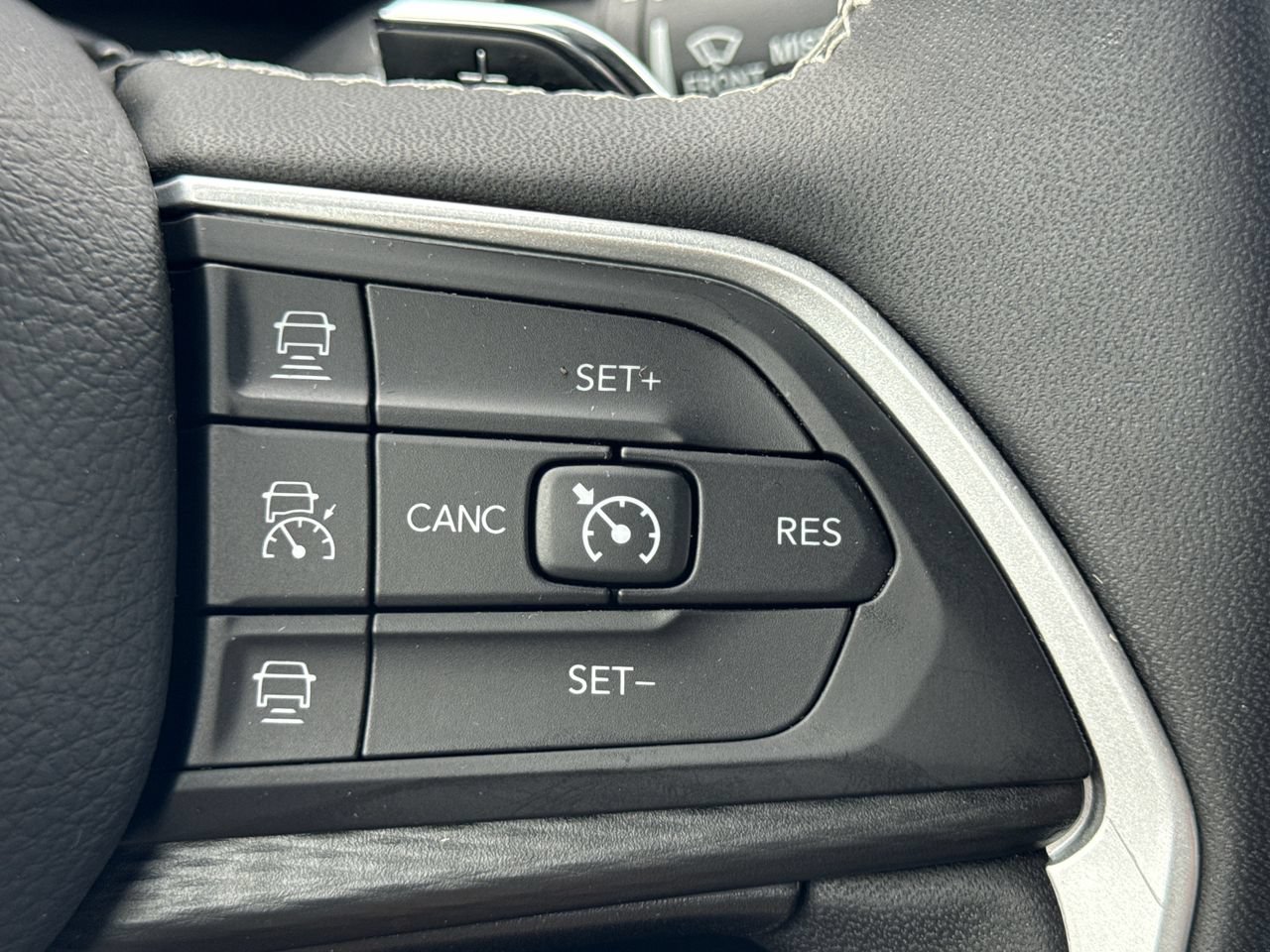 Used 2023 Jeep Grand Cherokee L Laredo AWD/4WD image 28