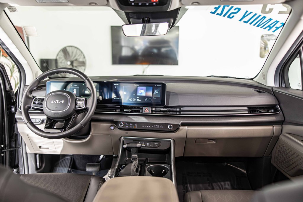 Used 2025 Kia Carnival EX image 36