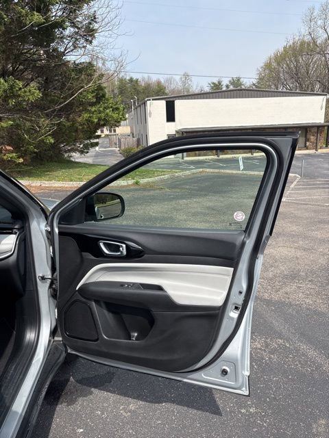 Used 2025 Jeep Compass Limited image 21