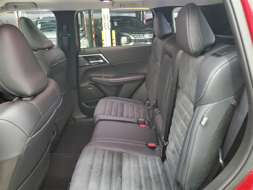 New 2025 Mitsubishi Outlander SE image 13