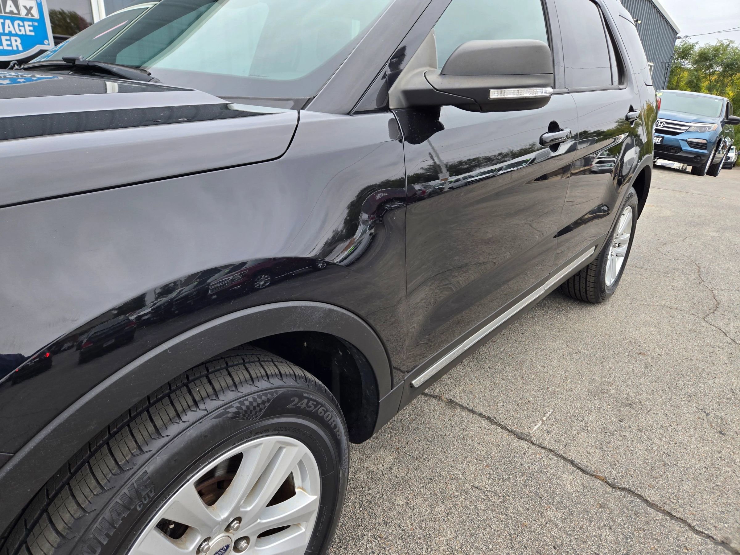 Used 2019 Ford Explorer XLT w/ Equipment Group 202A AWD/4WD image 23