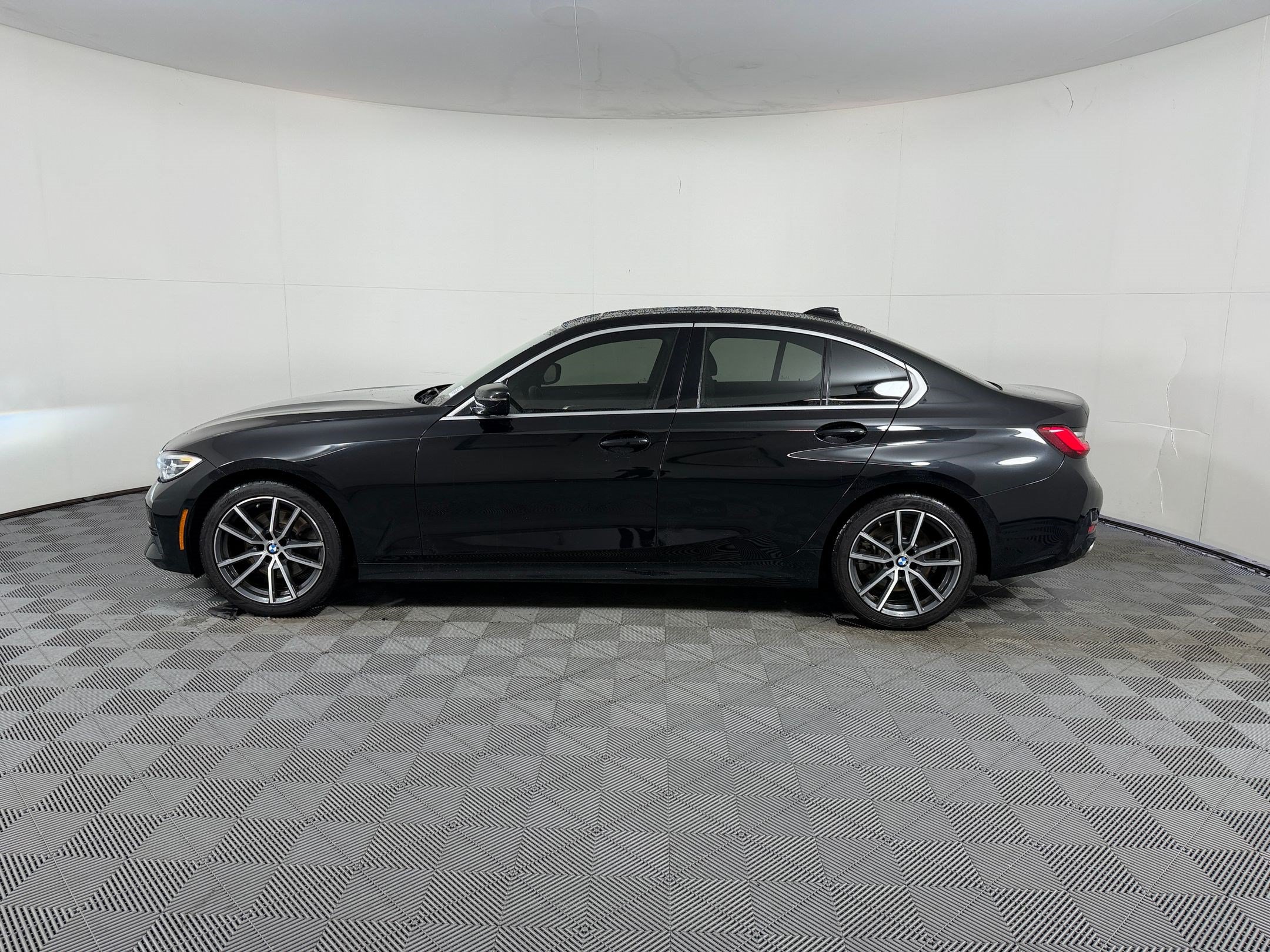 Used 2019 BMW 330i Sedan w/ Convenience Package RWD image 2