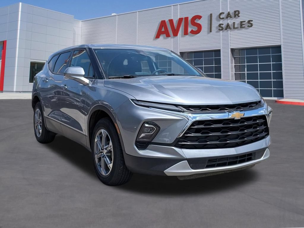 Used 2025 Chevrolet Blazer LT FWD image 3