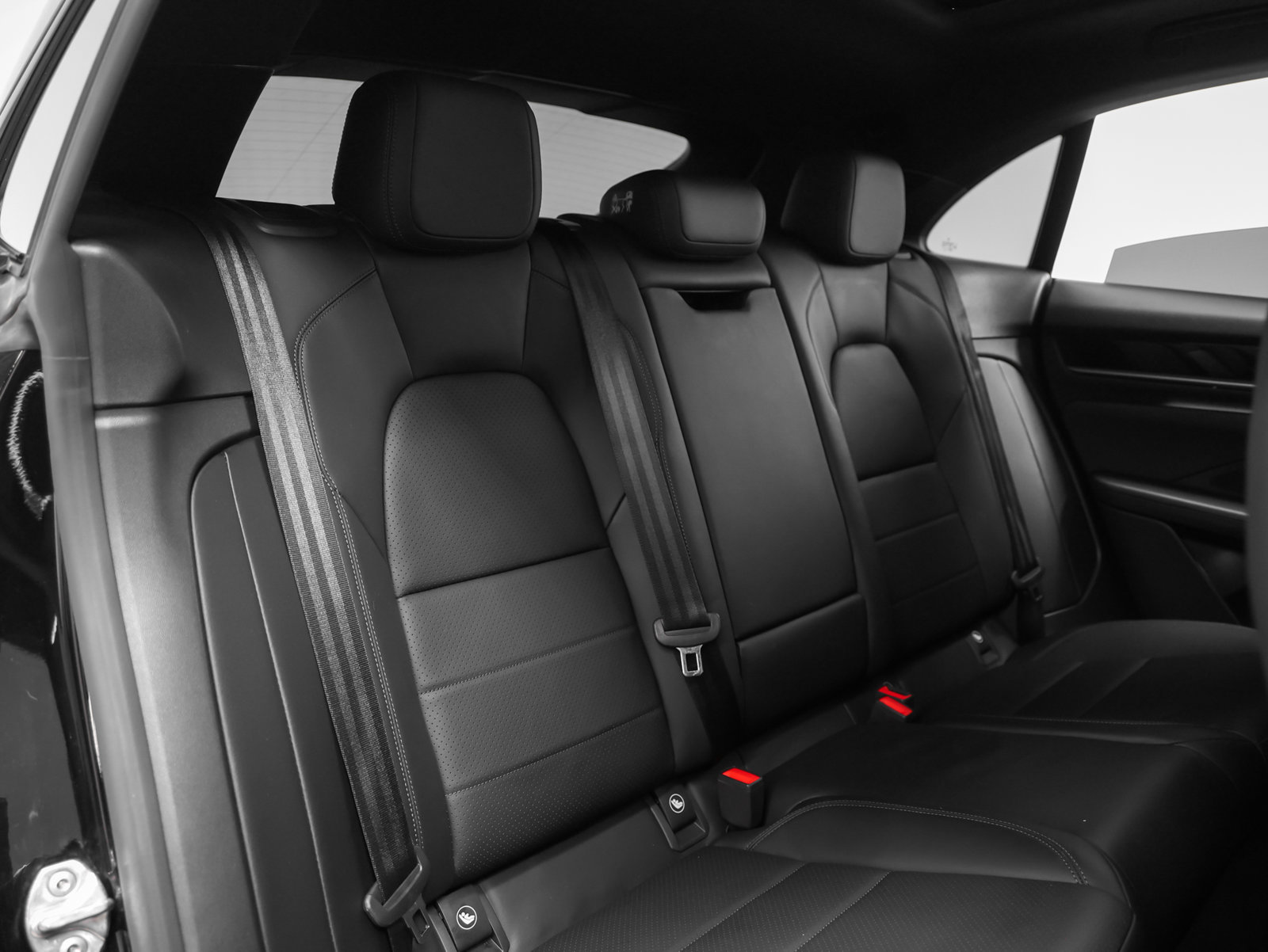 Certified 2025 Porsche Macan Electric RWD image 22