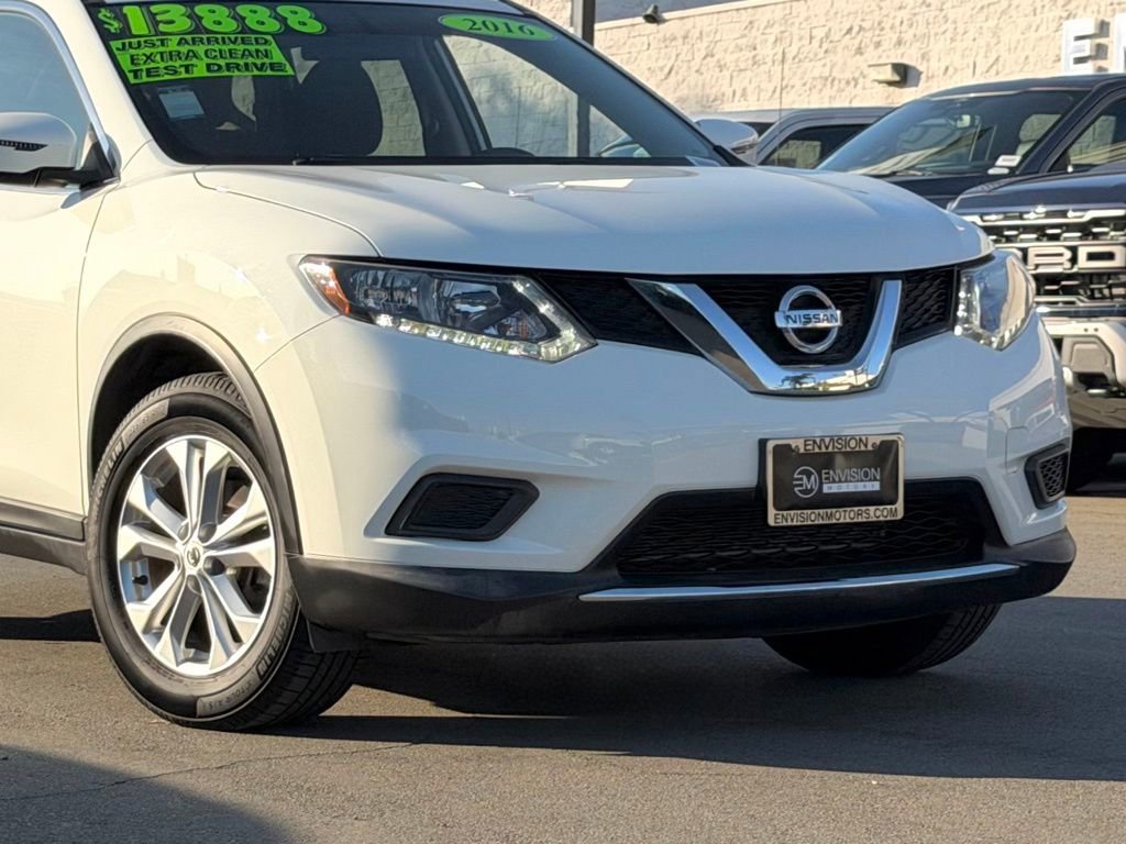 Used 2016 Nissan Rogue SV image 3