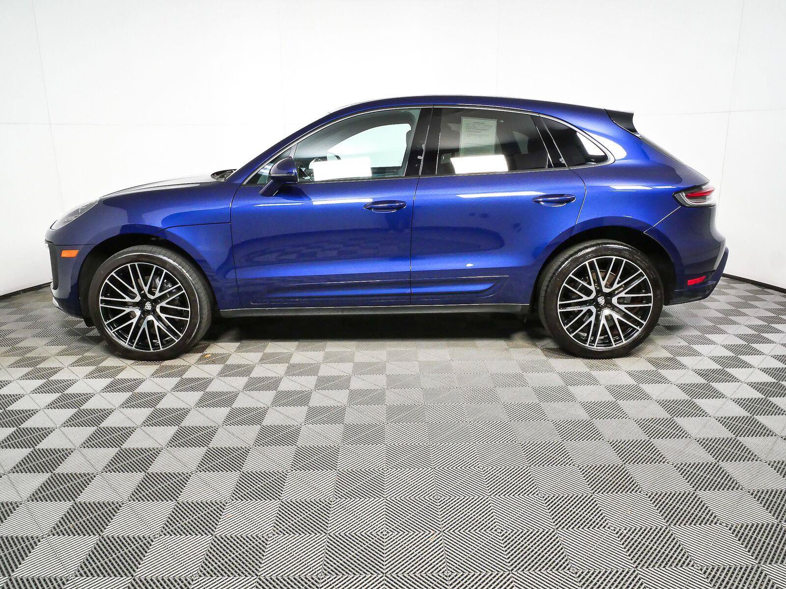 Used 2025 Porsche Macan Turbo AWD/4WD image 34