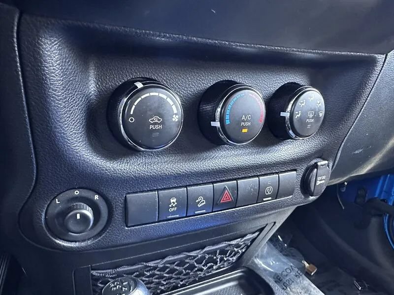 Used 2015 Jeep Wrangler Unlimited Sahara w/ Connectivity Group AWD/4WD image 22