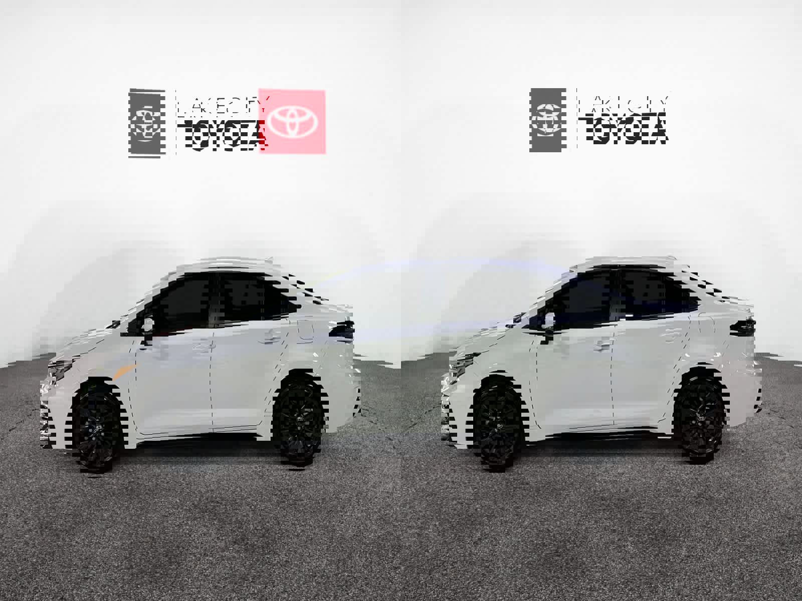 Used 2025 Toyota Corolla SE image 2