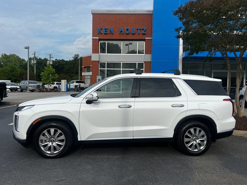 Used 2023 Hyundai Palisade SEL w/ Cargo Package AWD/4WD image 2