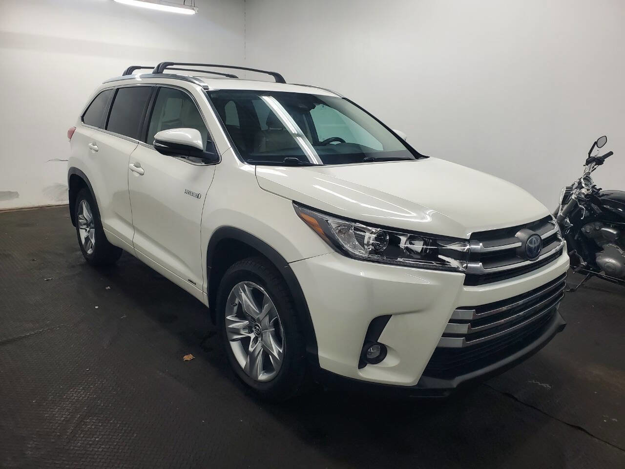 Used 2019 Toyota Highlander AWD Hybrid image 3