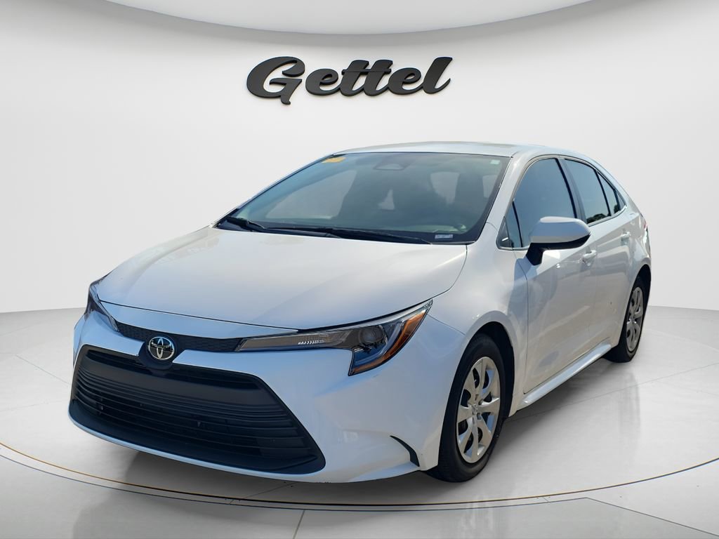 Used 2025 Toyota Corolla LE w/ Convenience Package FWD image 1