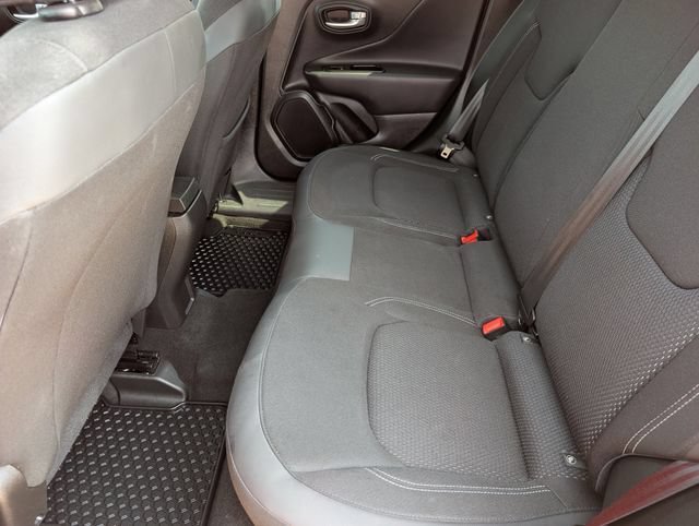 Used 2023 Jeep Renegade Latitude w/ Premium Group AWD/4WD image 17
