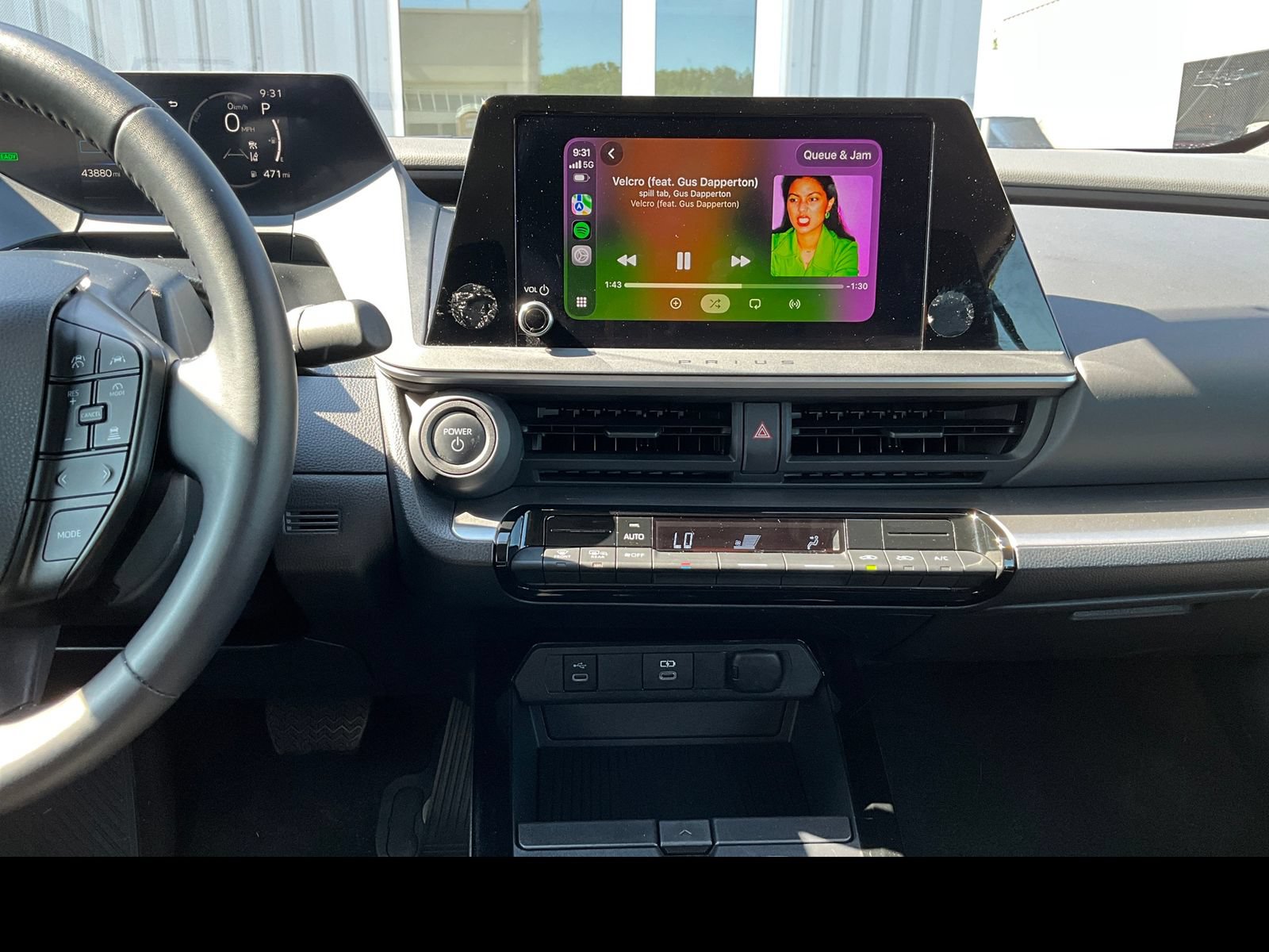 Used 2024 Toyota Prius LE FWD image 4