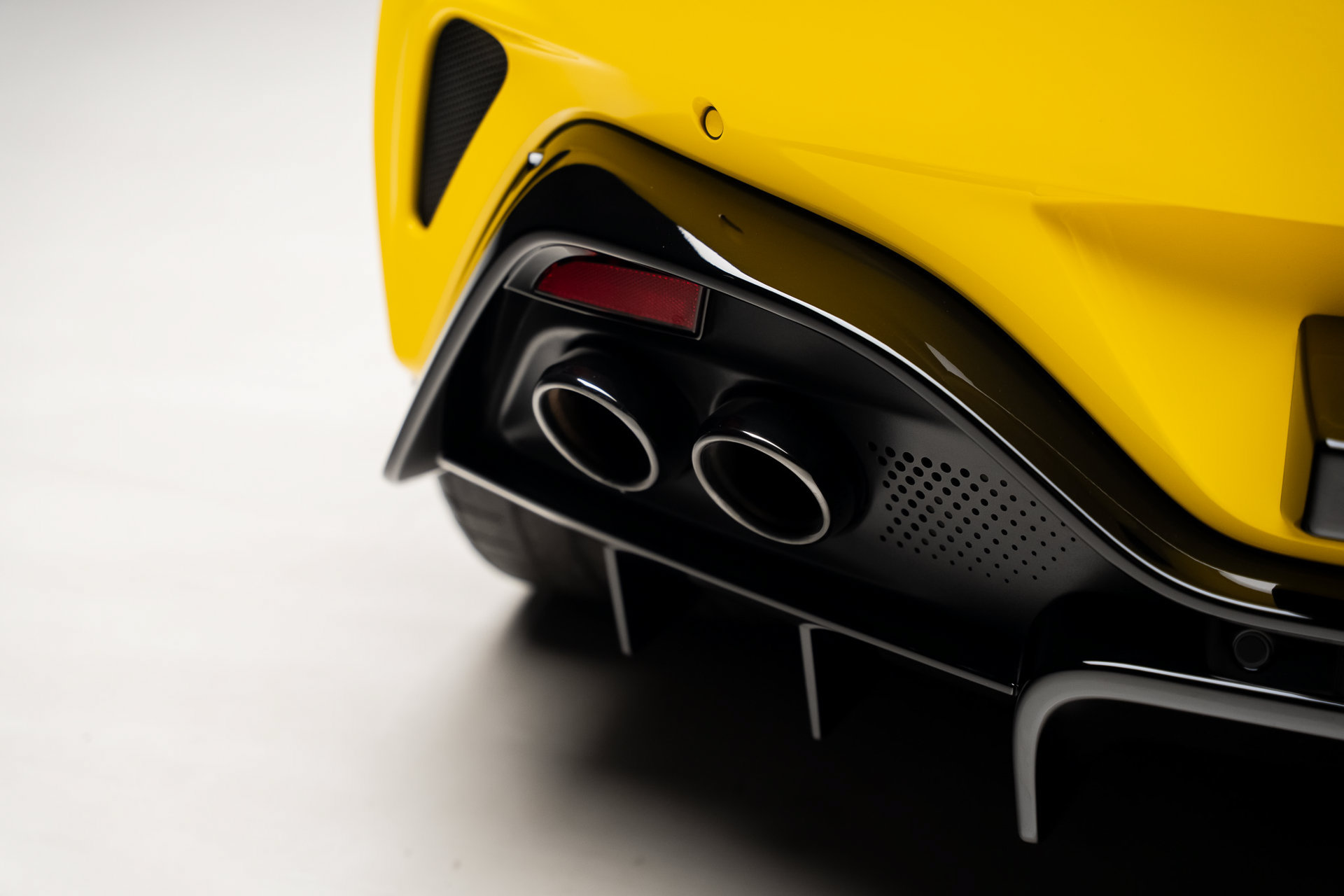 Used 2025 Aston Martin V8 Vantage Coupe RWD image 31