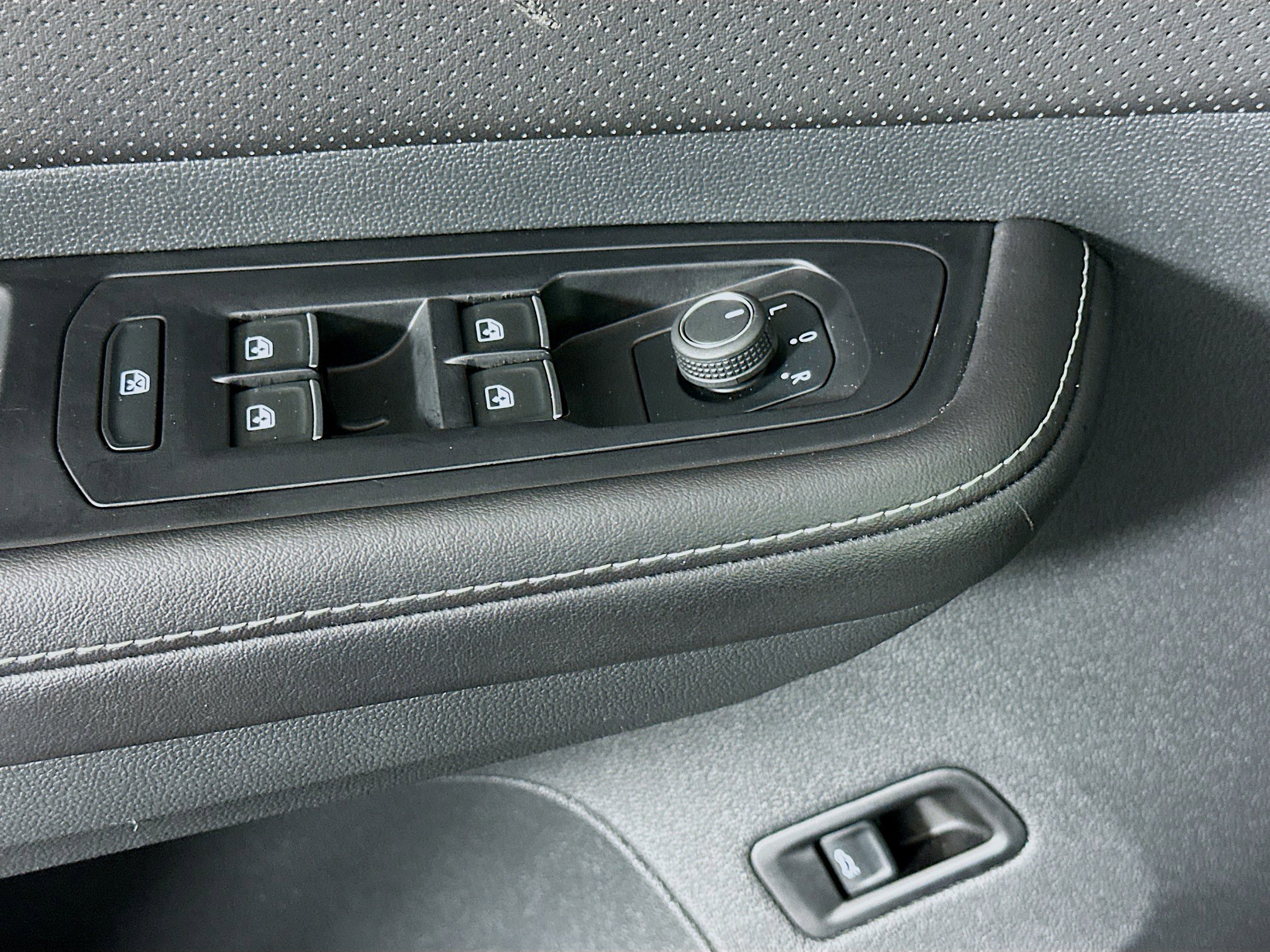 Used 2025 Volkswagen Atlas Cross Sport SE image 15