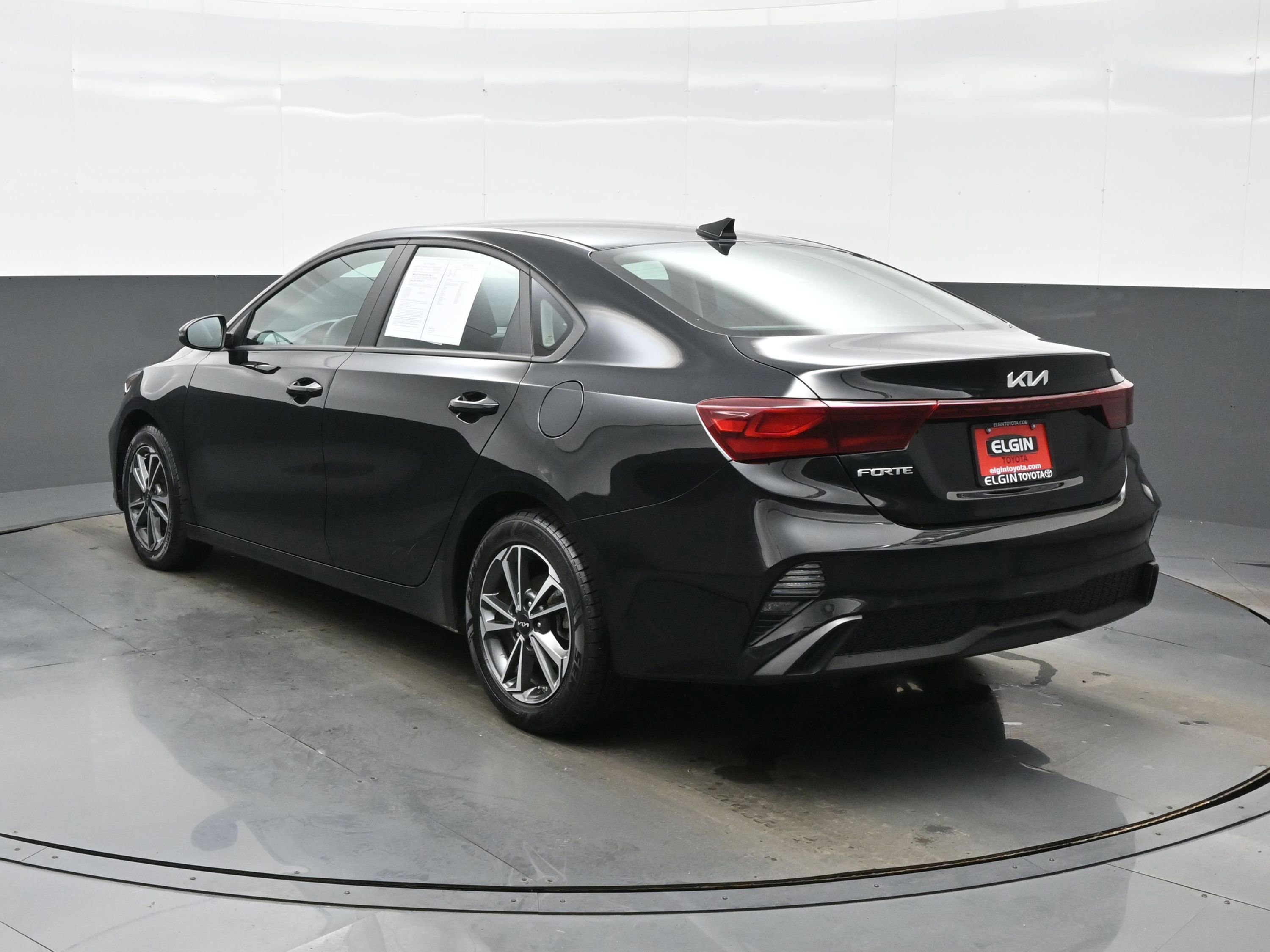 Used 2023 Kia Forte LXS w/ LXS Technology Package FWD image 4