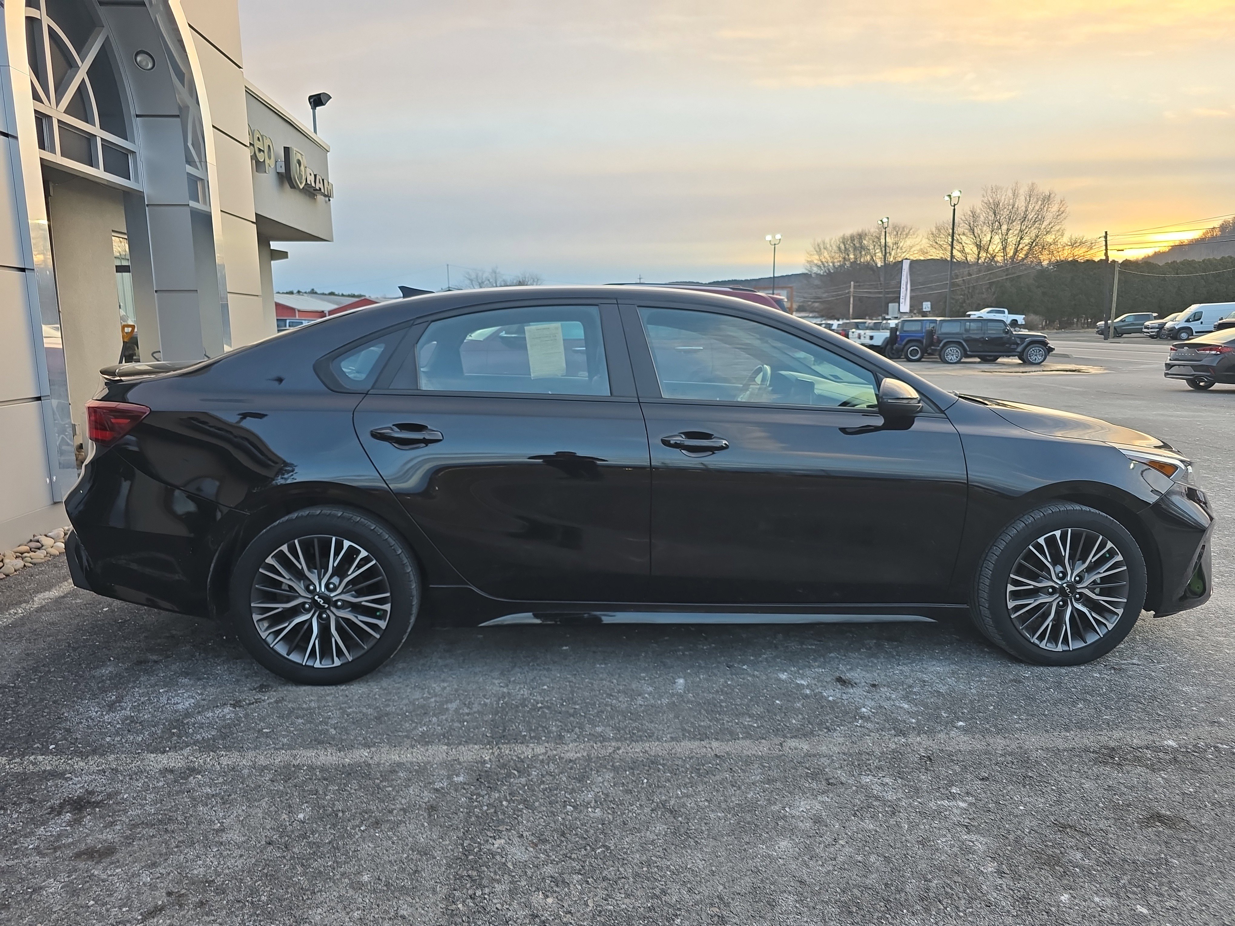 Used 2023 Kia Forte GT-Line image 2