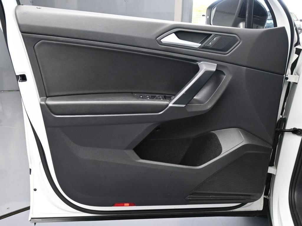 Used 2020 Volkswagen Tiguan SE R-Line image 26