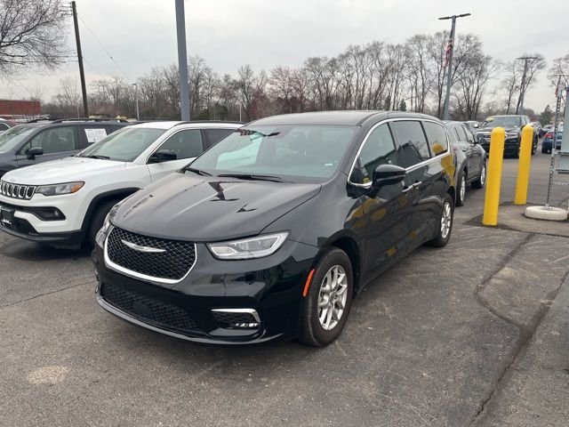 Used 2025 Chrysler Pacifica Select