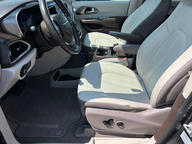 Used 2017 Chrysler Pacifica Touring-L FWD image 22