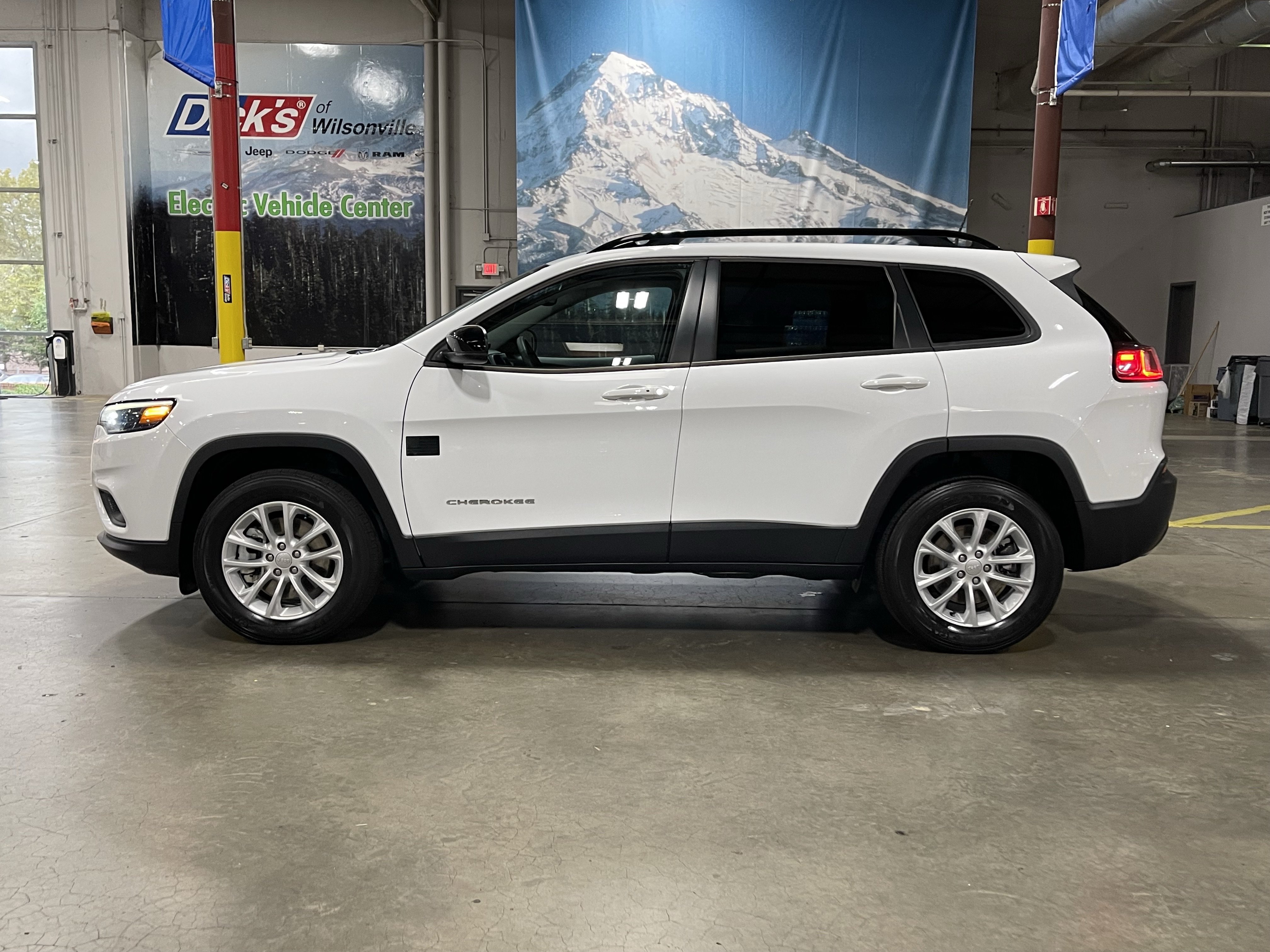Used 2022 Jeep Cherokee Latitude Lux AWD/4WD image 2
