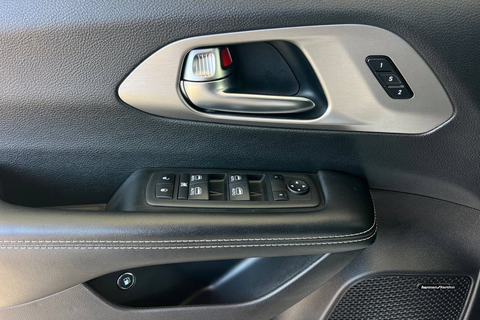 Used 2022 Chrysler Pacifica Limited w/ Uconnect Theater Family Group FWD image 12