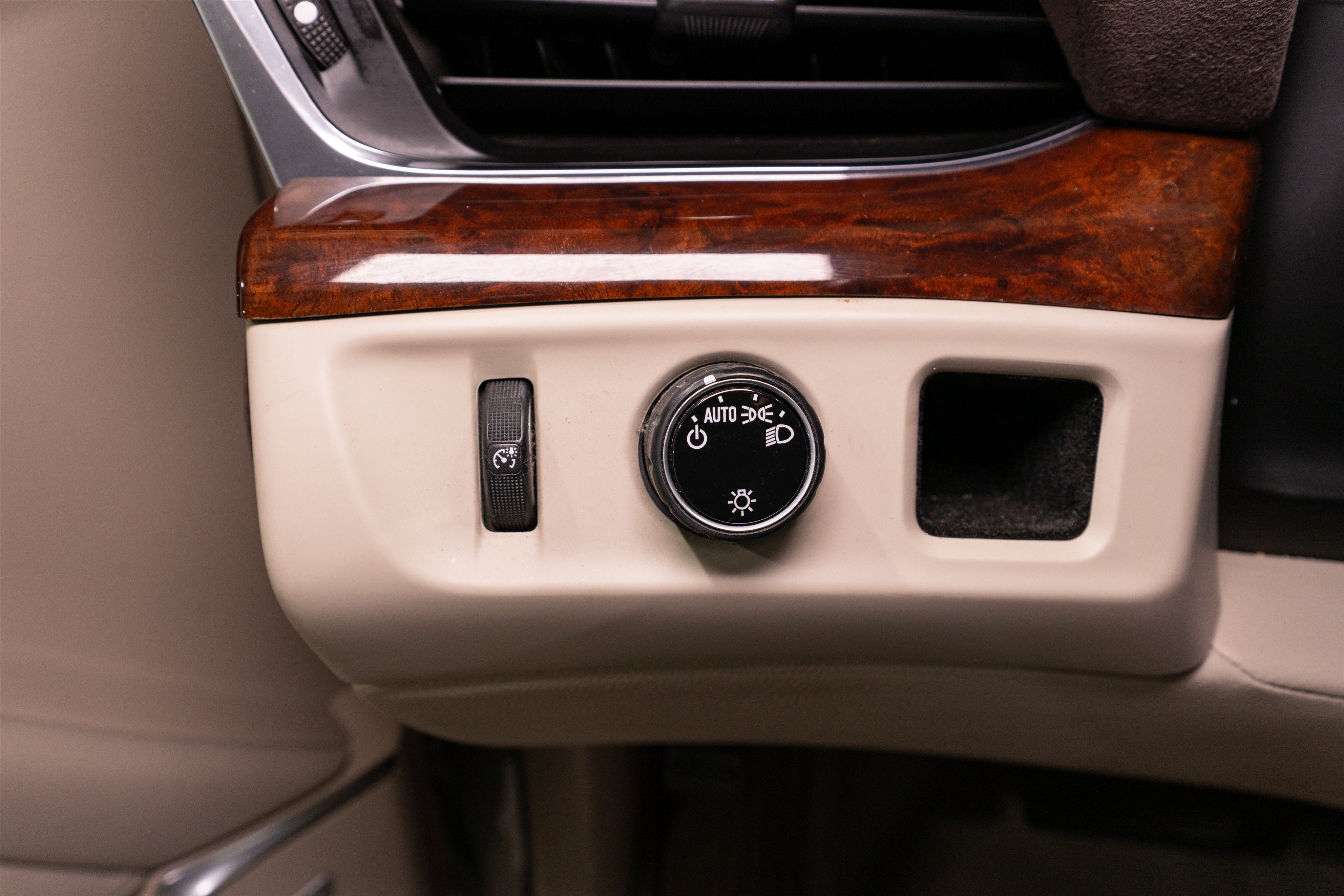Used 2016 Cadillac Escalade Luxury RWD image 31