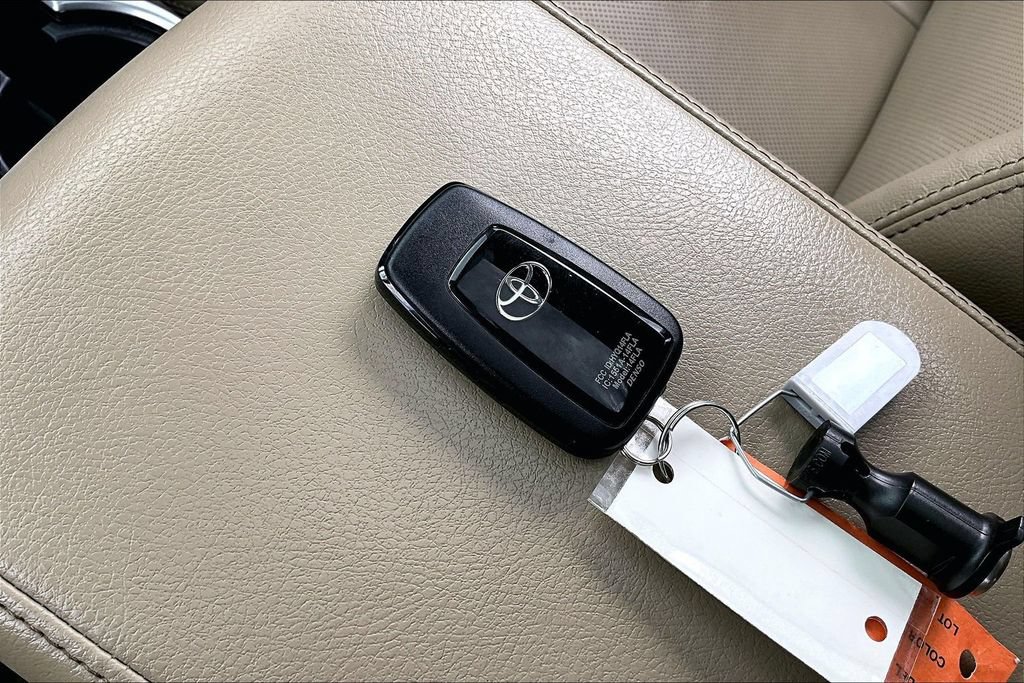 Used 2022 Toyota 4Runner Limited AWD/4WD image 14