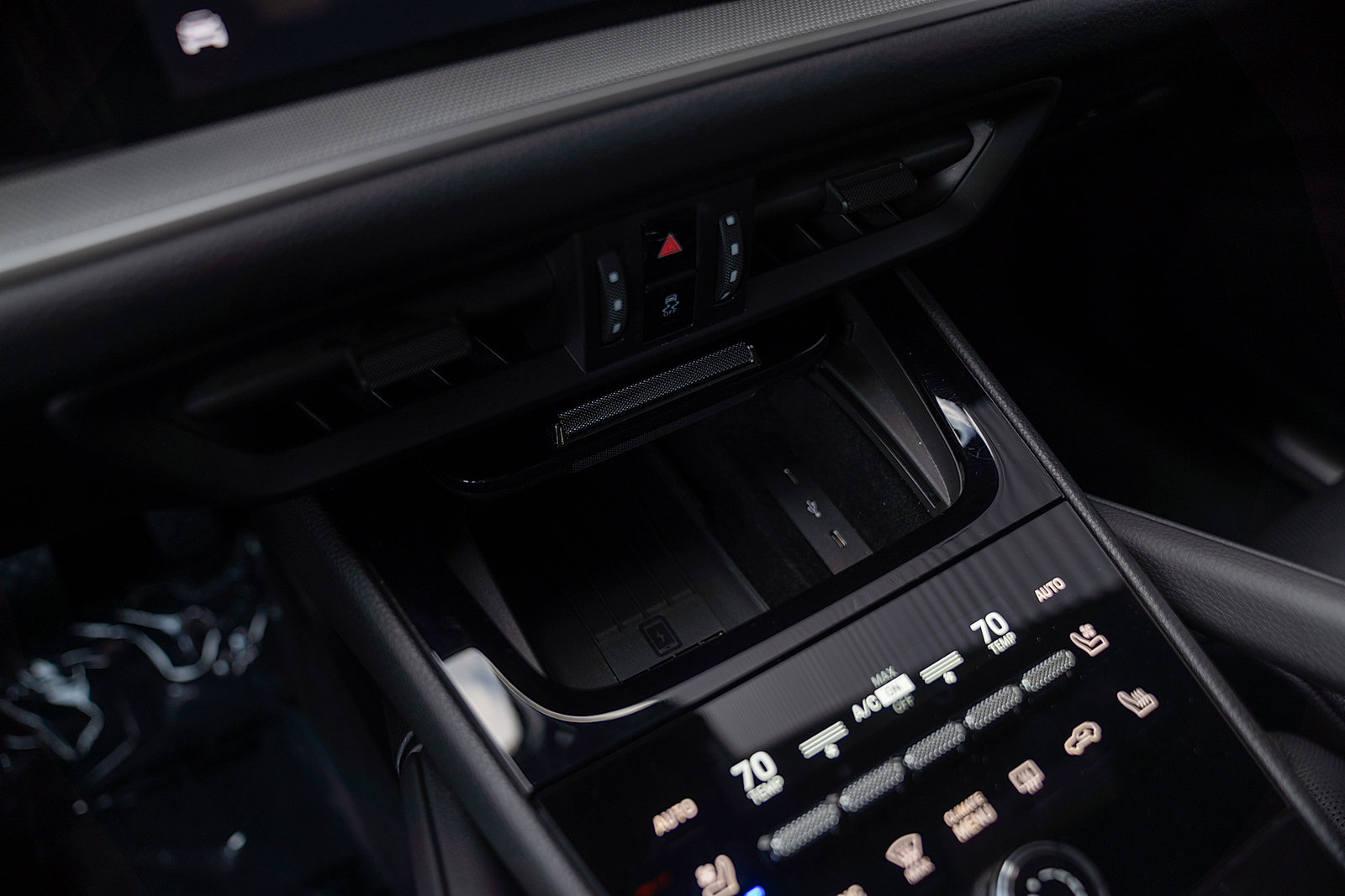 Certified 2025 Porsche Cayenne E-Hybrid w/ Premium Package Plus AWD/4WD image 16