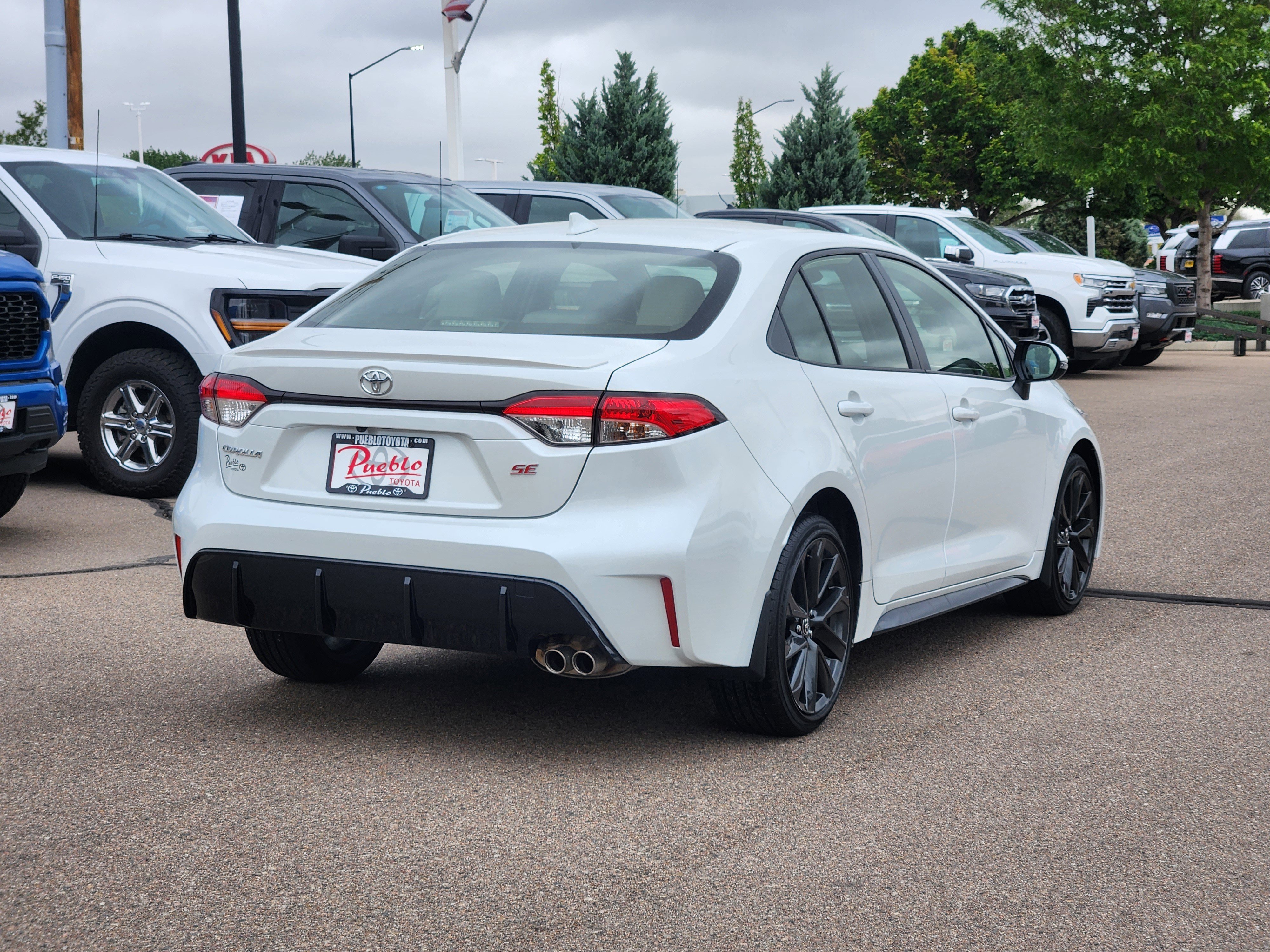 Used 2023 Toyota Corolla SE FWD image 3