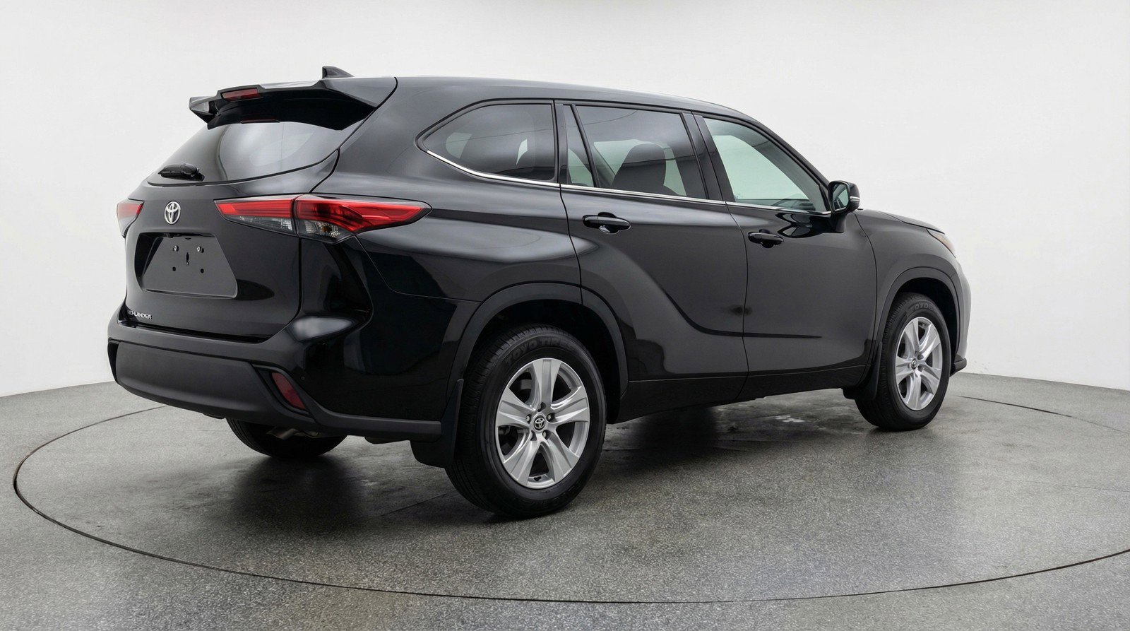 Used 2025 Toyota Highlander LE FWD image 9