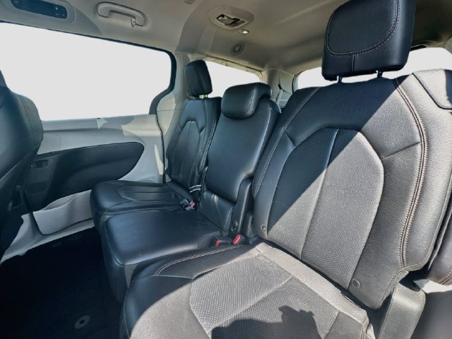 Used 2019 Chrysler Pacifica Touring-L FWD image 28