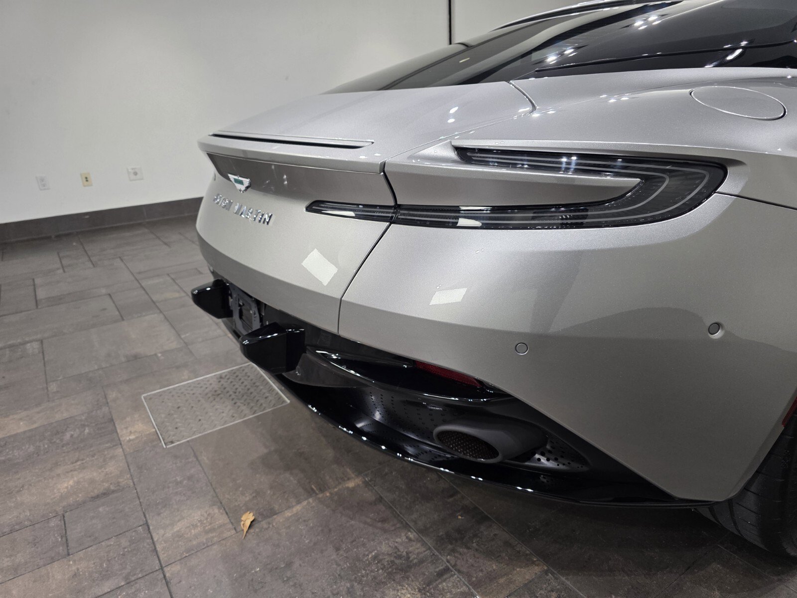 Used 2024 Aston Martin DB12 Coupe RWD image 8