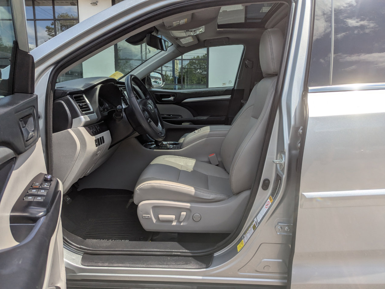 Used 2018 Toyota Highlander XLE image 12