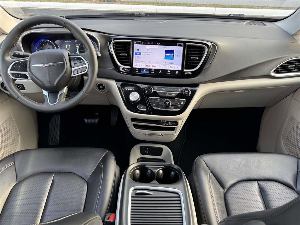 Used 2024 Chrysler Pacifica Touring-L image 2