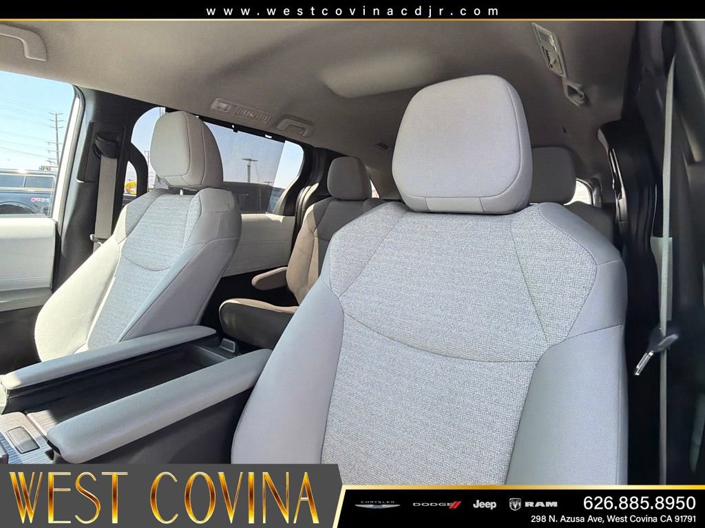 Used 2025 Toyota Sienna LE FWD image 23