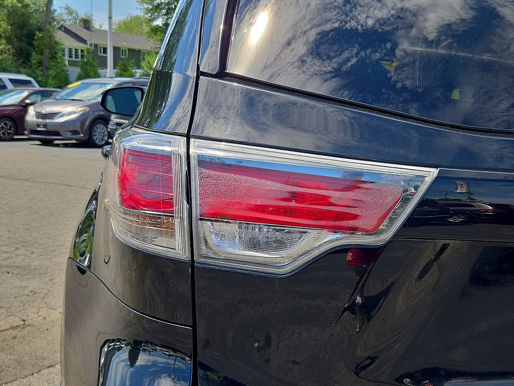 Used 2014 Toyota Highlander LE AWD/4WD image 11