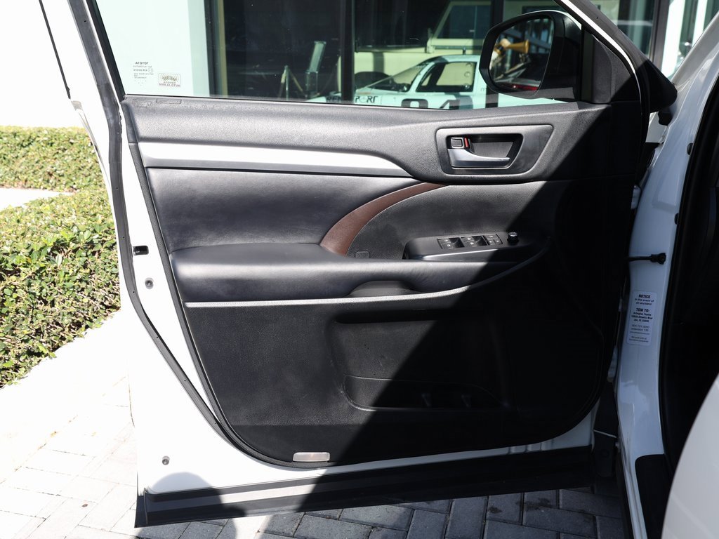 Used 2019 Toyota Highlander XLE image 11