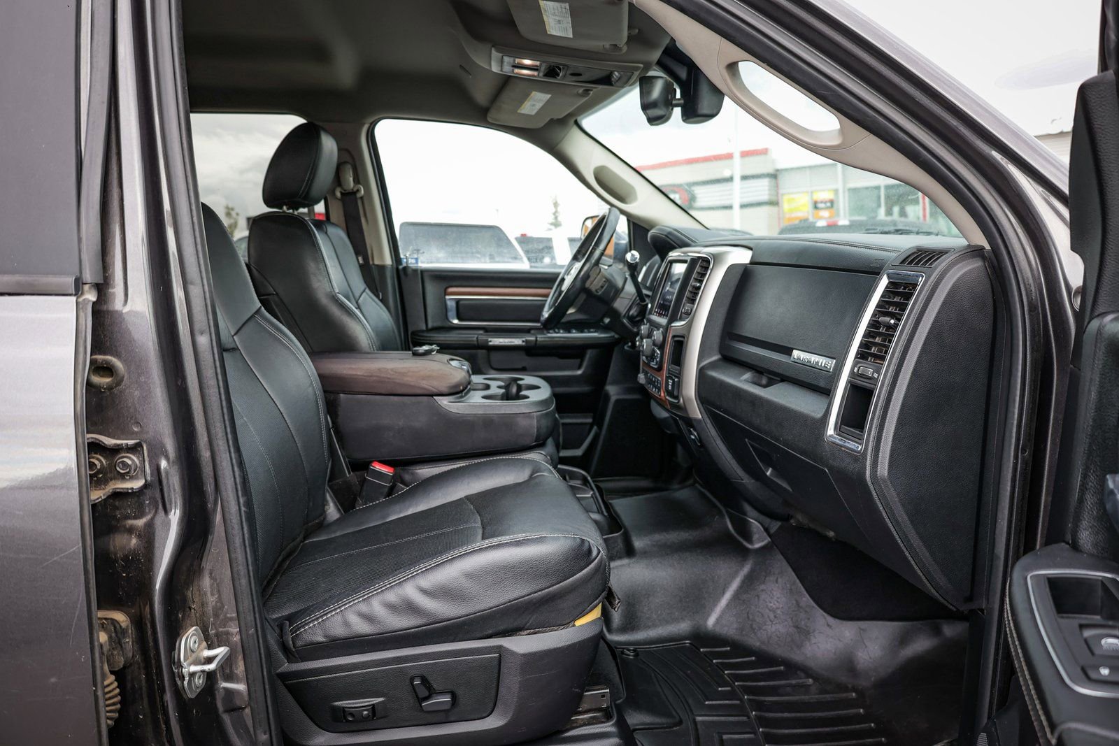 Used 2018 RAM 3500 Laramie w/ Protection Group image 31