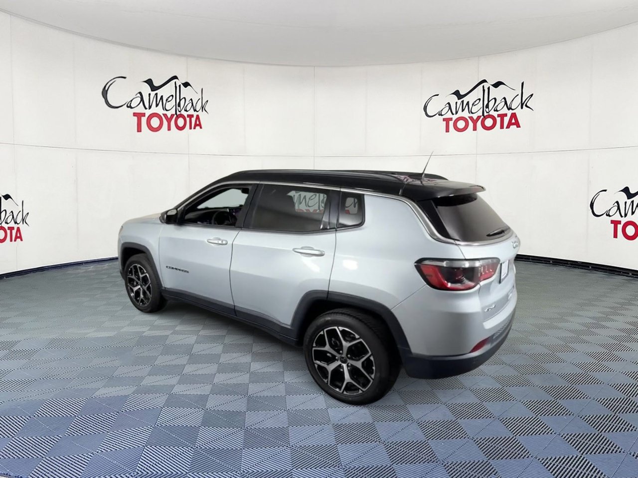 Used 2025 Jeep Compass Limited AWD/4WD image 9