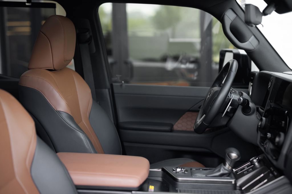 Used 2024 Lexus GX 550 w/ Accessory Package (31) image 32