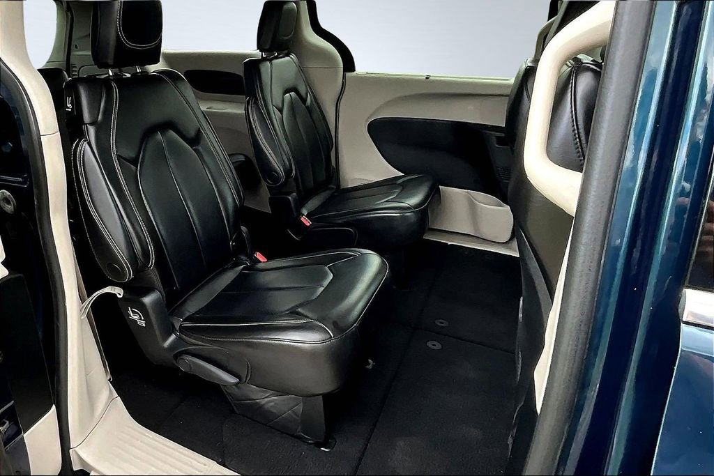 Used 2023 Chrysler Pacifica Touring-L FWD image 24
