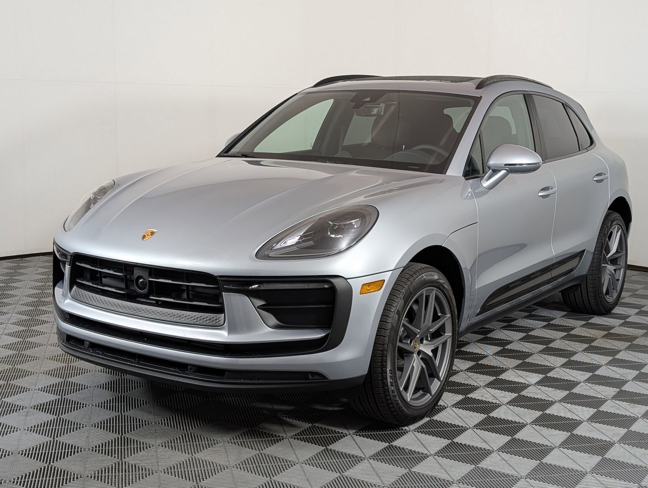 Certified 2025 Porsche Macan image 1