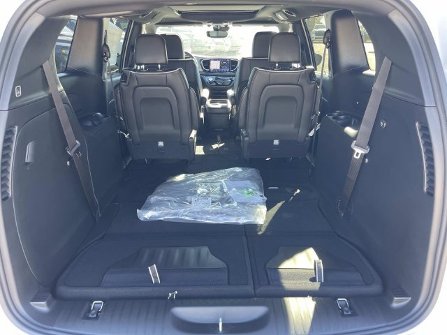 New 2027 Chrysler Pacifica Limited FWD image 12