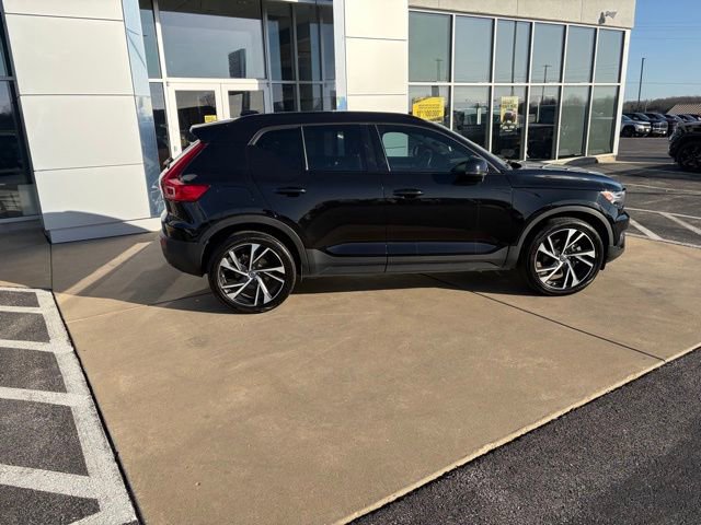Used 2021 Volvo XC40 T4 R-Design w/ Climate Package image 7